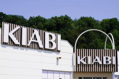 Bordeaux, Aquitaine / Fransa - 07 21 2020: Kiabi logosu ve Fransız giyim firmasının mağaza inşaatı için metin imzası