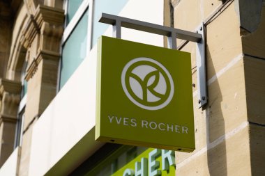 Bordeaux, Aquitaine / Fransa - 07 21 2020: Yves Rocher logosu ve dükkan duvarındaki yazı dükkanı Fransız güzellik markası