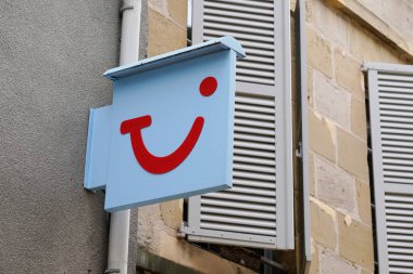 Bordeaux, Aquitaine / France - 07 21 2020: TUI logosu ve seyahat acentesinin binasına imza