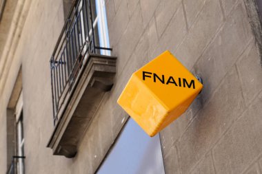 Bordeaux, Aquitaine / France - 07 21 2020: fnaim logo işareti ve emlak mağazası acentesinin binasına sarı küp şeklinde metin