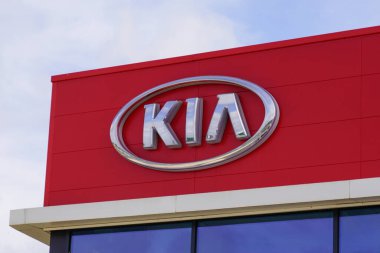Bordeaux, Aquitaine / Fransa - 07 22 2020: Kia logosu ve Koreli otomobil bayisi