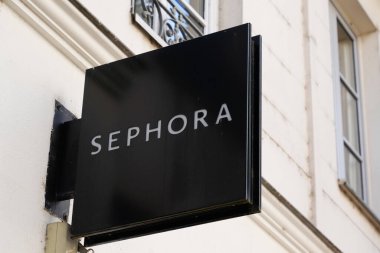 Bordeaux, Aquitaine / Fransa - 07 22 2020: Sephora işareti ve metin logosu Fransız kozmetik parfüm mağazası zinciri
