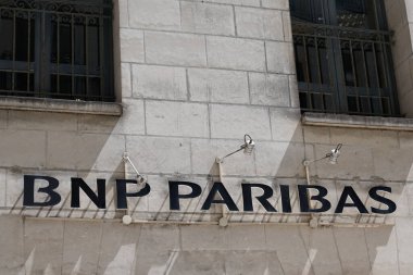Bordeaux, Aquitaine / France - 07 22 2020: Bnp paribas metin ve logo işareti Fransız çokuluslu banka ofisi