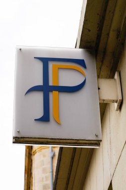 Bordeaux, Aquitaine / France - 07 22 2020: Fransa 'da kamu maliyesi yönetiminin duvar inşaatında finansman logosu ve imzası