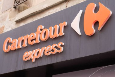 Bordeaux, Aquitaine / France - 07 22 2020: Carrefour Express logosu ve süpermarket üzerindeki metin imzası