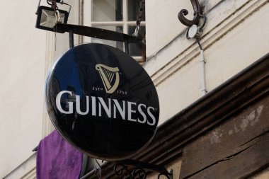 Bordeaux, Aquitaine / Fransa - 07 25 2020: Guinness bira tabelası metin ve logosu restoran pub bar binasının duvarında