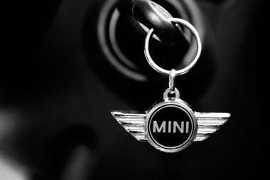 Bordeaux, Aquitaine / Fransa - 07 25 2020: MINI araba logosu kanatları ve siyah iç kısımdaki gümüş anahtarlık üzerindeki metin işareti