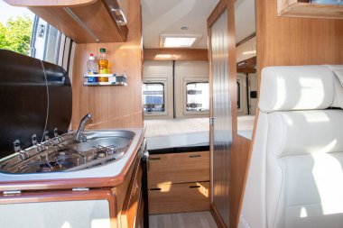 Van modern ahşap beyaz iç karavan Vanlife için yeni karavan