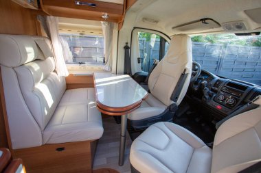 Van modern masa ve ön koltuk karavan için yeni karavanda.
