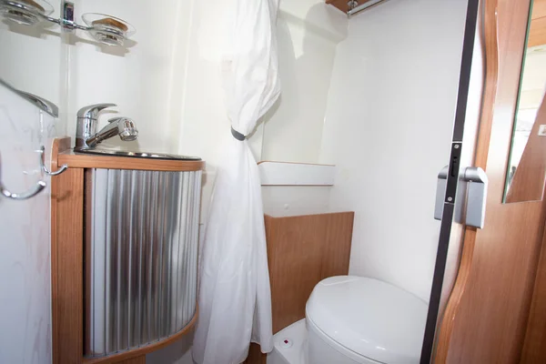 Tatil Karavanı Banyo Modern Yeni Karavan Tuvaletinde Ahşap — Stok fotoğraf