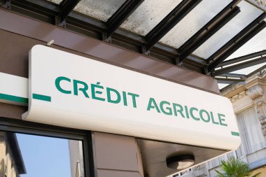 Bordeaux, Aquitaine / Fransa - 07 25 2020: Credit Agricole metin ve imza logosu Fransız banka acentesinin ön cephesinde