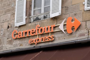Bordeaux, Aquitaine / Fransa - 07 25 2020: carrefour market ekspres dükkan tabelası metin ve dükkan inşaatı üzerine logo