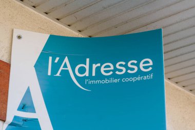 Bordeaux, Aquitaine / Fransa - 07 25 2020: l 'adresse logosu ve ofis paneli emlak şirketi fransız mağaza acentesi üzerinde metin imzası