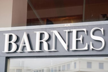 Bordeaux, Aquitaine / Fransa - 07: 30 2020: Emlak küresel lüks gayrimenkul hizmet sağlayıcısı dünya ağının uluslararası emlak danışmanının BARNES logosu