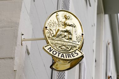 Bordeaux, Aquitaine / France - 08 04 2020: Fransız duvar noterliği üzerindeki altın levha ve metin