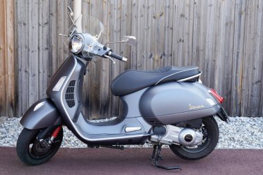 Bordeaux, Aquitaine / Fransa - 08 04: 2020: vespa 125 modern retro-scooter stili retro vintage görünümlü