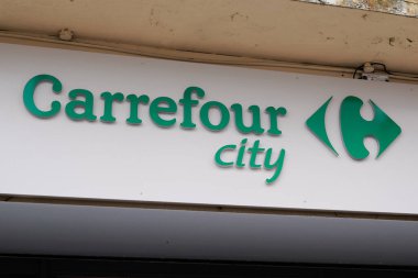 Bordeaux, Aquitaine / France - 08 04 2020: Carrefour şehir logosu ve Fransız şehir merkezi süpermarketinin mağaza girişi için yeşil metin işareti