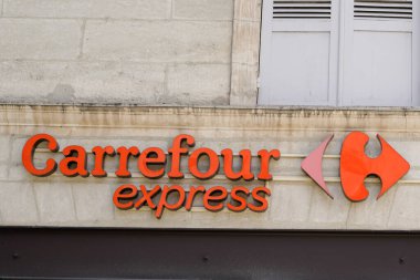 Bordeaux, Aquitaine / Fransa - 08 04: 2020: Carrefour ekspres pazar metni ve amblemi Fransız bakkal perakendecisi süpermarketinin önünde.