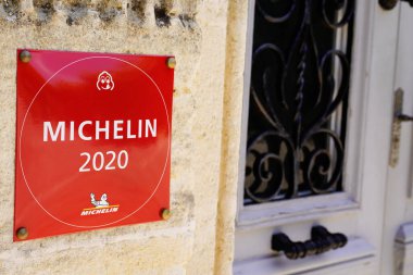 Bordeaux, Aquitaine / Fransa - 08 04 04 2020: Michelin restoranının logosu ve iyi bir yer için orta fiyatlı yiyeceklerle iyi bir yer için yayınlanmış rehberlik kitaplarının logosu