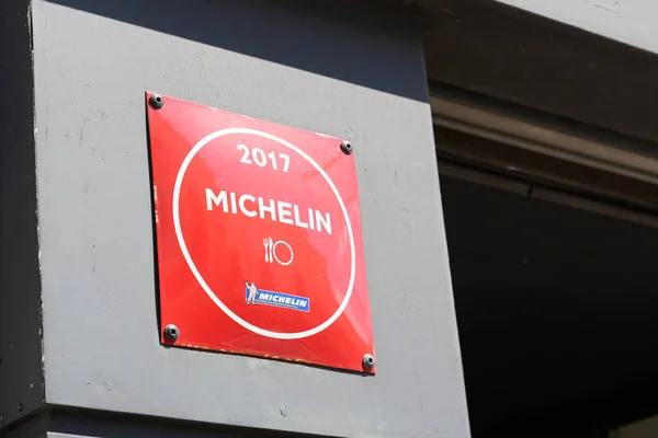 ボルドー アキテーヌ フランス 2020 ミシュランスターガイドプレートは良いレストランの壁の建物にロゴが付いています — ストック写真