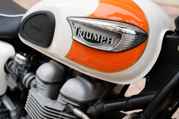 法国阿基坦波尔多 2020 凯旋波纳维尔老式标志和摩托车经典橙色油箱白色摩托车上的文字 — 图库照片