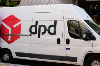 Bordeaux, Aquitaine / Fransa - 08 04 04 2020: En büyük paket dağıtım şirketinin kamyonetinde DPD logo işareti