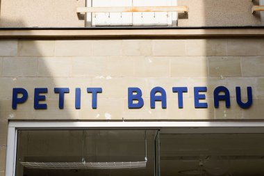 Bordeaux, Aquitaine / Fransa - 08 04: 2020: Petit Bateau imzası ve çocuk giyim mağazasının metin logosu