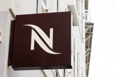 Bordeaux, Aquitaine / Fransa - 08 04: 2020: Nespresso n logo işareti kahve makineleri ve kahve aksesuarları dükkanında uzmanlaşmış