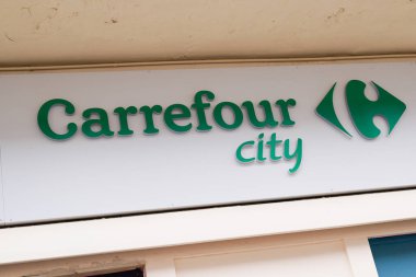 Bordeaux, Aquitaine / France - 08 04 2020: Carrefour şehir logosu ve Fransız şehir merkezi mağazasının süpermarket girişine yeşil metin