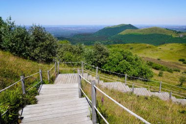 Auvergne Fransa 'sındaki Puy de Dome yanardağında yürüyüş ve Pariou' ya erişim için tahta merdiven.
