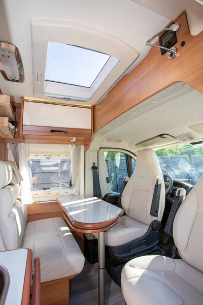 Camper Moderne Witte Tafel Zitplaats Interieur Luxe Camper Vanlife Concept — Stockfoto