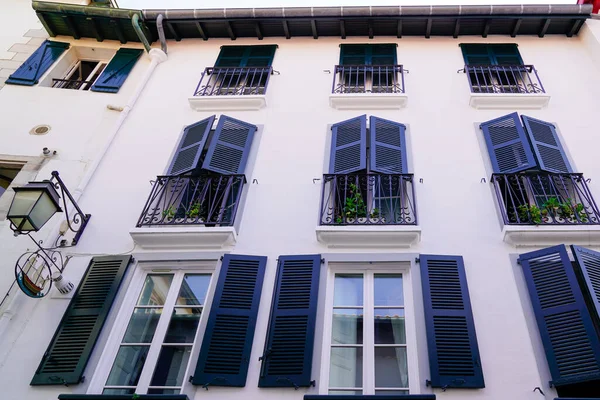 Típica Casa Blanco Azul Con Fachadas Bayonne Suroeste Francia — Foto de Stock