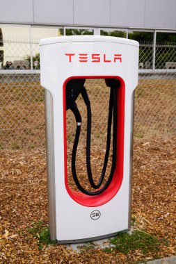 Bordeaux, Aquitaine / Fransa - 07: 30 2020: Tesla şarj aleti EV elektrikli araba Supercharger şarj istasyonunda güç kablosu tıkalı