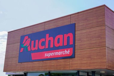Bordeaux, Aquitaine / Fransa - 07: 30 2020: Auchan logosu ve Fransız süpermarket grubu imzası