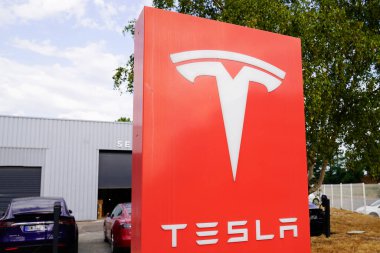 Bordeaux, Aquitaine / Fransa - 07: 30 2020: Tesla marka araba tabelası ve kırmızı logo mağazası galerisi elektrikli taşıt mağazası