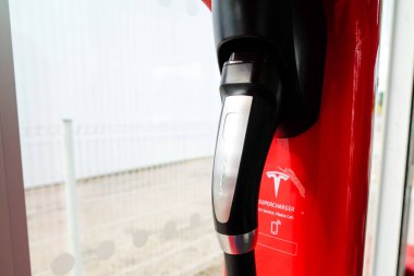 Bordeaux, Aquitaine / Fransa - 07: 30 2020: Tesla şarj araba detayı Elektrikli arabalar için süper şarj gücü