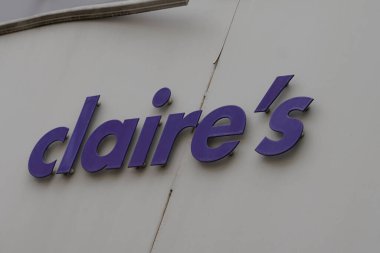 Bordeaux, Aquitaine / Fransa - 08 10 2020: Claire 'in mağaza ve metin imzalı aksesuar perakendecisi, kuyumcu kızlar ve kadınlar