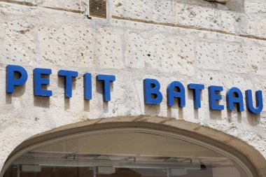 Bordeaux, Aquitaine / Fransa - 08 10 2020: Petit Bateau logo metni ve çocuk giyim mağazası işareti küçük tekne dükkanı anlamına gelir