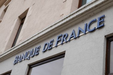 Bordeaux, Aquitaine / Fransa - 08 10 2020: Bank de France logo metni ve Fransız Ulusal Bankası 'nın resmi binası üzerine imza