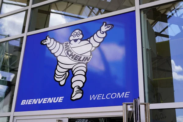 Clermont Ferrand Auvergne Francia 2020 Michelin Bibendum Logo Blue Sign — Foto de Stock