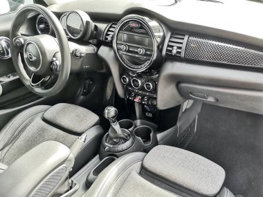 Bordeaux, Aquitaine / Fransa - 08 10 2020: Mini Cooper modern iç gösterge paneli direksiyon direksiyon sporu tasarımı