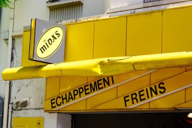 Bordeaux, Aquitaine / Fransa - 08 10 2020: Midas logosu ve otomobil istasyonu ve otomobil tamirhanesi garajının inşaatında sarı metin işareti