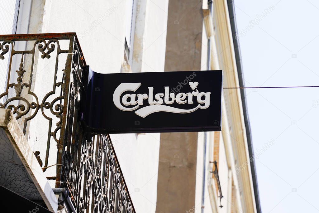 Bordeaux , Aquitaine / France - 08 10 2020 : Carlsberg text and sign logo of beer front of bar restaurant in french street for pub