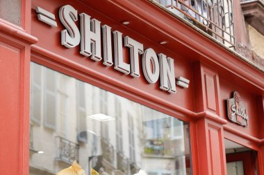 Bordeaux, Aquitaine / Fransa - 08 10 2020: Shilton tabelası metin ve logo Fransız moda mağazasının önünde