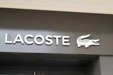 Bordeaux, Aquitaine / Fransa - 08 10 2020: lacoste tabelası ve metin logosu mağazanın önünde ünlü Fransız Polo spor giysileri zinciri