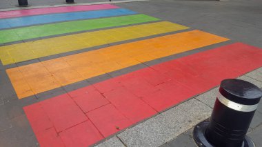 LGBT toplumunun cinsiyet ayrımcılığı kavramına gökkuşağı renginde yaya geçişi işareti