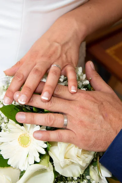 Jegygyűrűk Kezek Menyasszony Vőlegény Virágcsokron — Stock Fotó