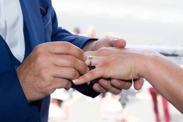 결혼식 신랑과 신부가 결혼반지를 교환하는 — 스톡 사진