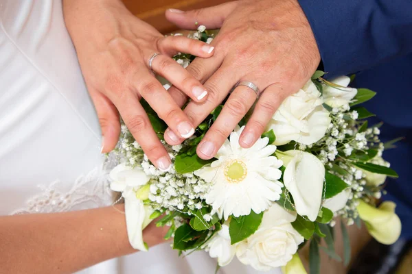 Жених Невеста Руки Обручальными Кольцами — стоковое фото