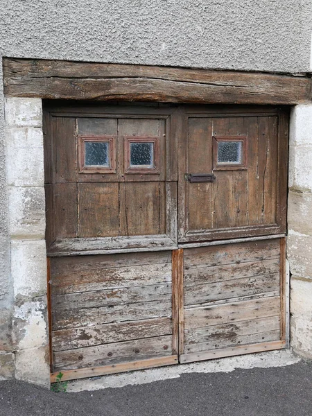 Staré Ošlehaný Venkovské Dřevěné Dveře Stodoly Rezavým Zámkem Prastaré Dřevo — Stock fotografie